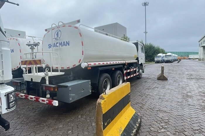 
								6X4 20cbm Sprinkler Tank Truck full									