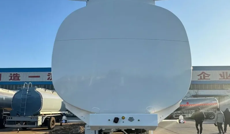 
								42000 L Oil Tanker Trailer full									