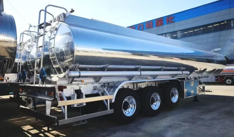 
								aluminum tanker Semi Trailer full									