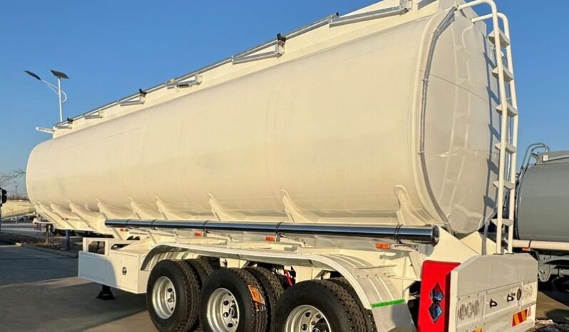 
								42000 L Oil Tanker Trailer full									