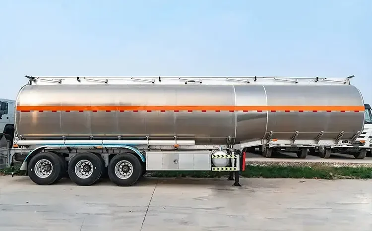 
								Stainless Steel Tanker Trailer full									