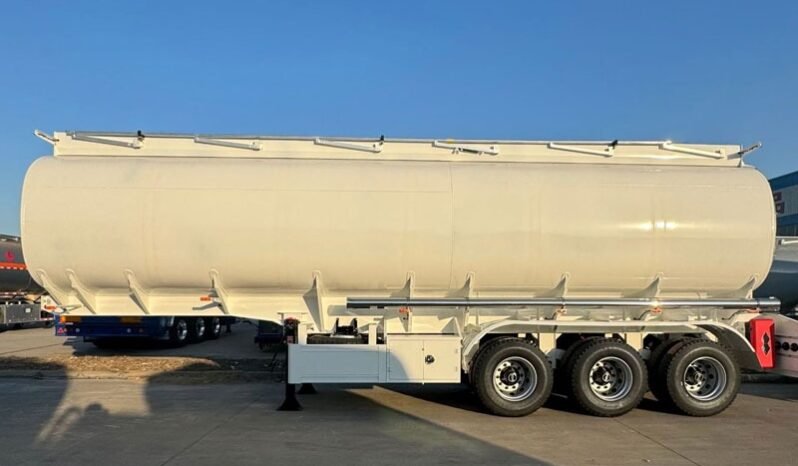 
								42000 L Oil Tanker Trailer full									