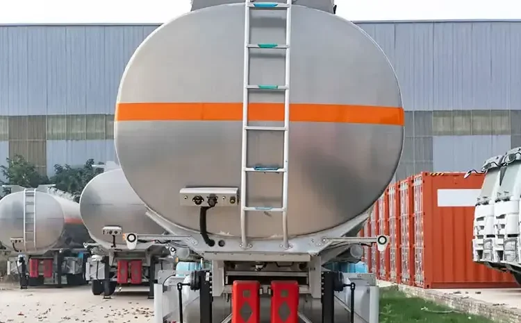 
								Stainless Steel Tanker Trailer full									