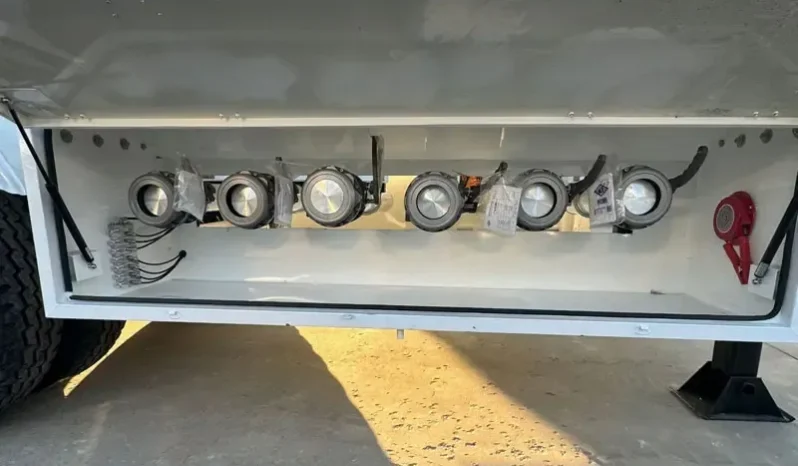 
								42000 L Oil Tanker Trailer full									