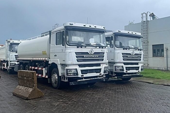 
								6X4 20cbm Sprinkler Tank Truck full									